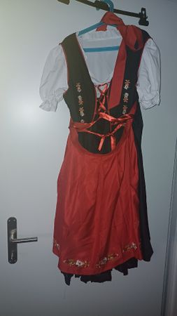 Dirndl rot schwarz bestickt gute Grösse 36/38