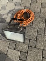 Baustrahler mit langem Kabel schwarz gebrauchter Zustand