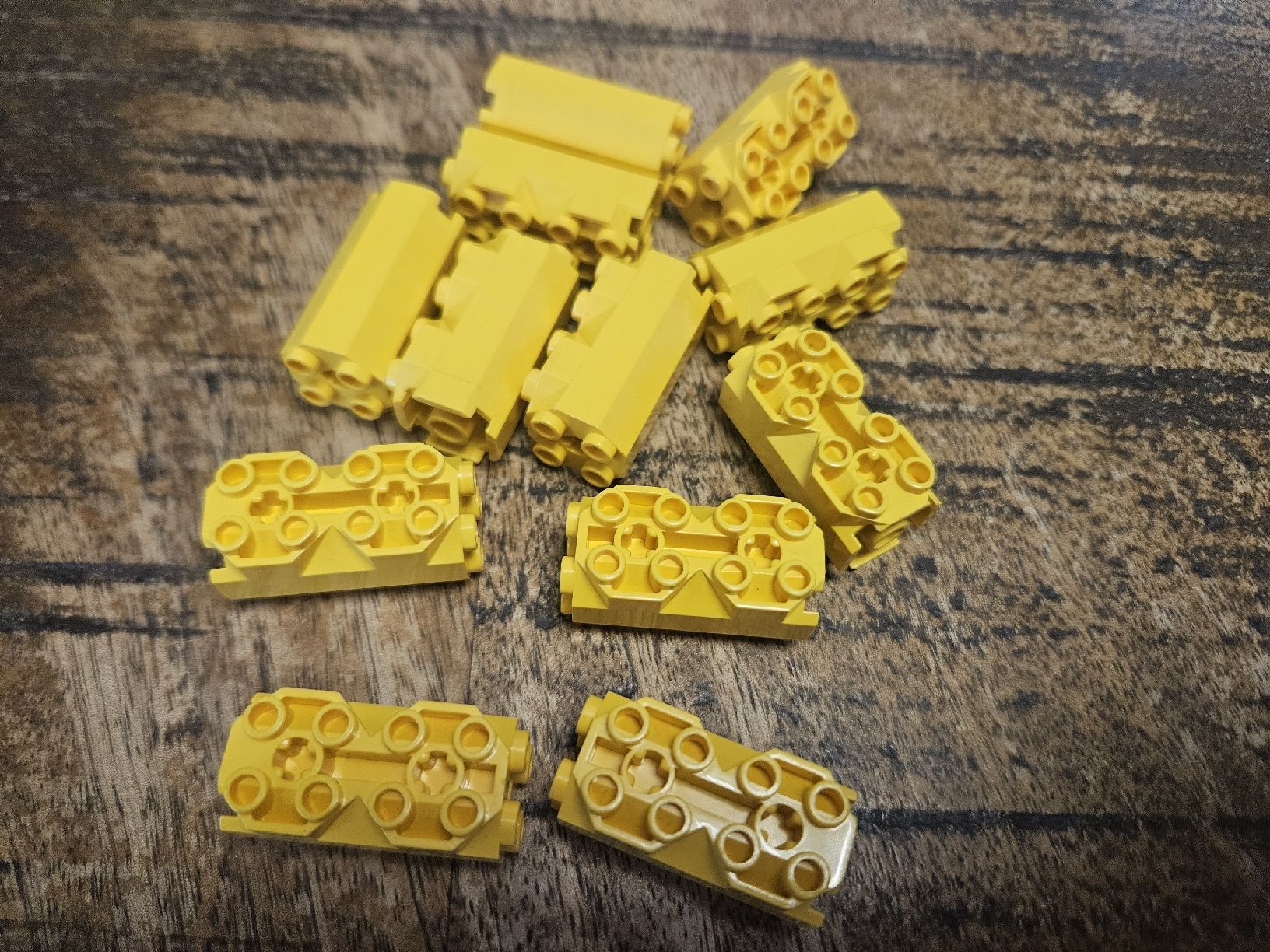 Lego Kit di costruzioni: lego 6042 lot de 12 pièces Yellow Brick, Modified Octagonal – Usato da Confignon venduto da Ecrofigs