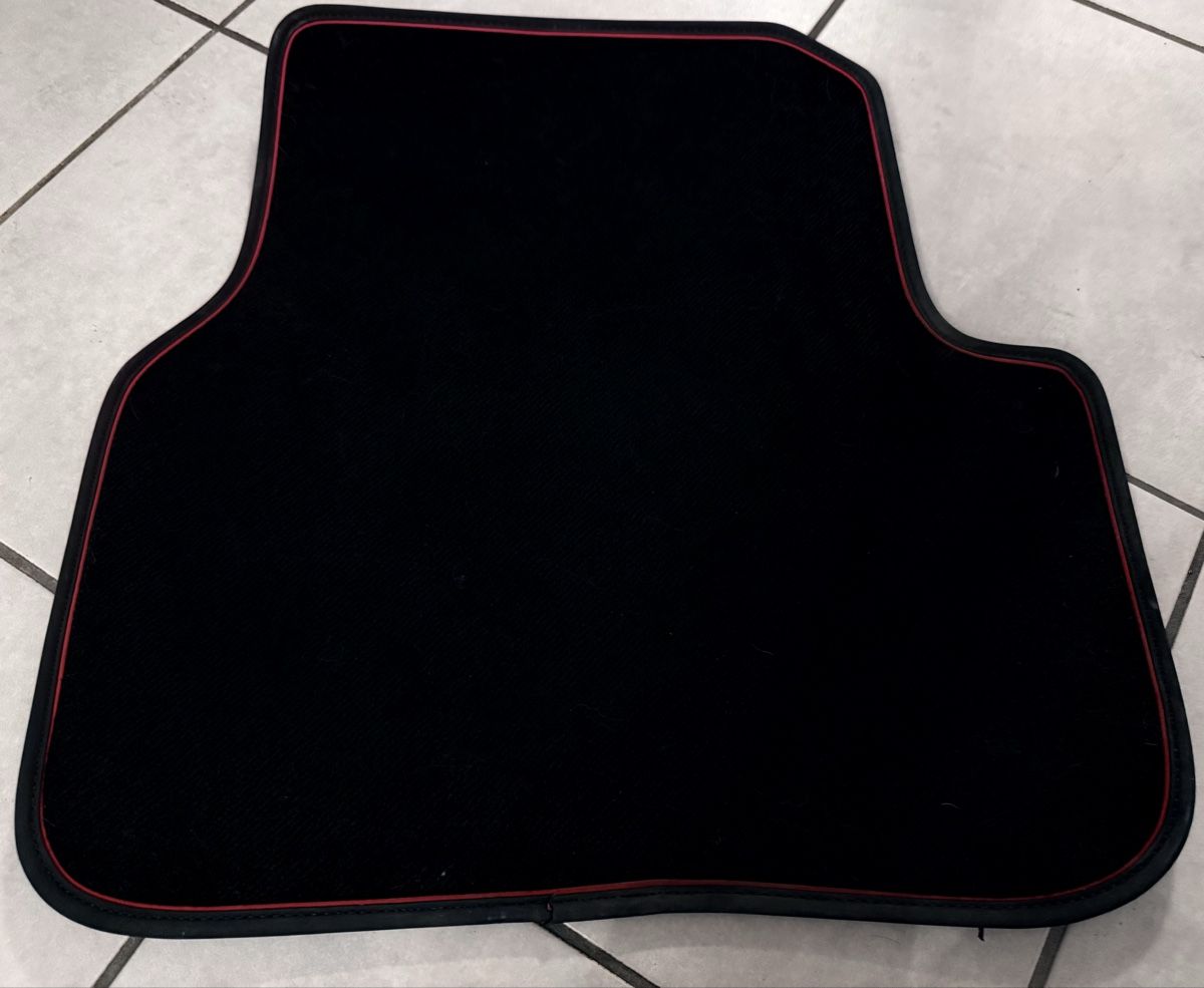 Tappeti & Tappetini: VW Passat B6/B7 Teppich Satz – Usato da Basel venduto da Nikola004 2