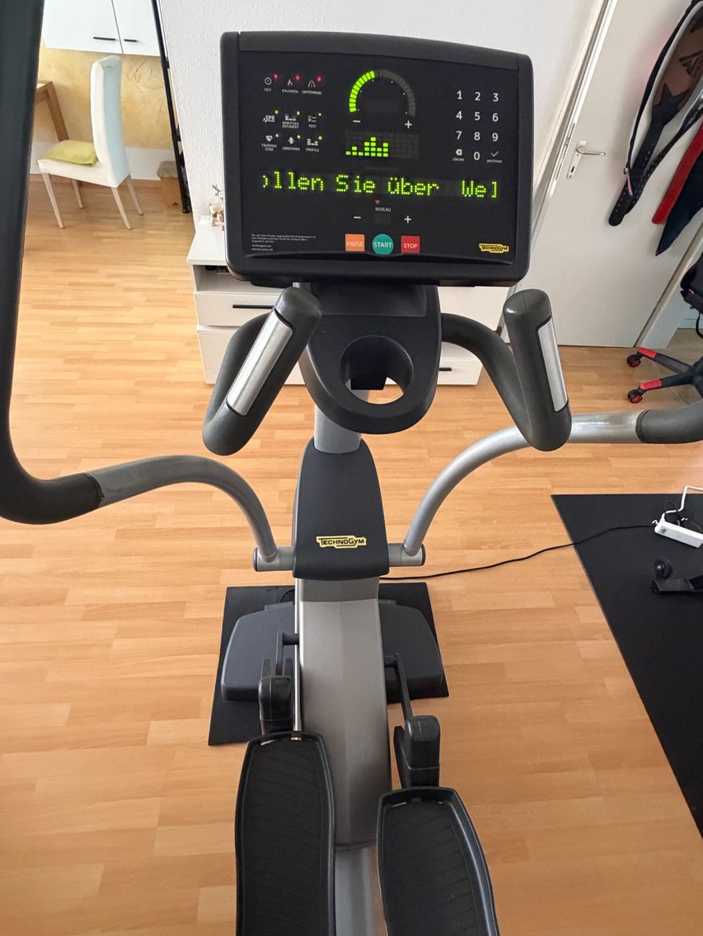 Technogym Vélos d'appartement: Profi-Crosstrainer Technogym Excite Synchro 700IP – D'occasion à Allschwil par lazui 2