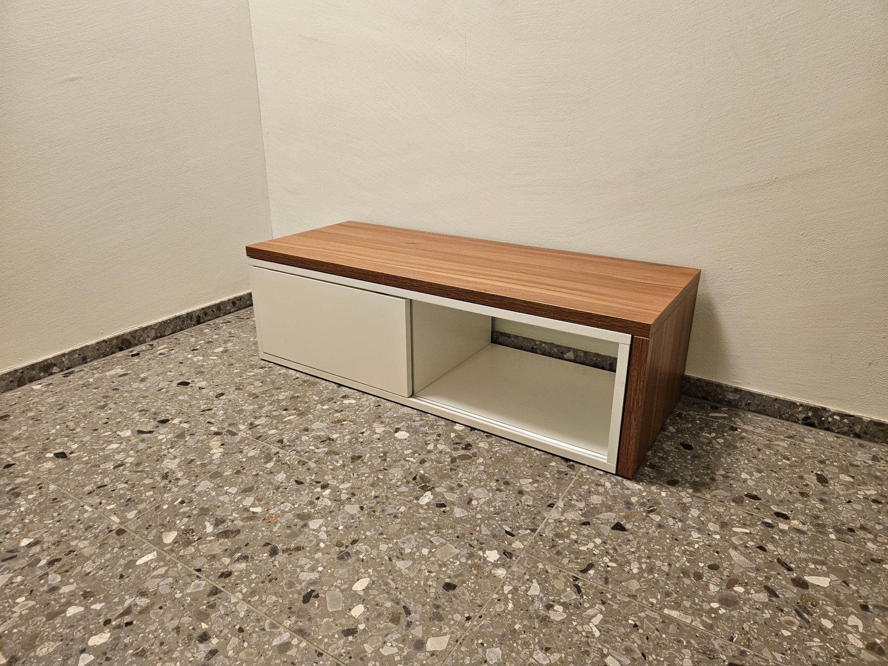 Beliani Mobili TV: TV Möbel Nussbaumoptik und weiss – Usato da Zürich venduto da phi_w2sw 2