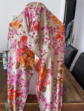 Châle vintage fleuri avec franges 74%   Acétate 26% Polyamid