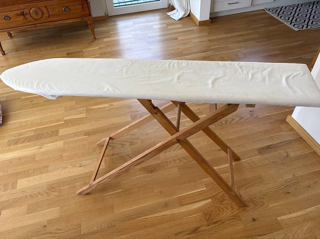 Planches à repasser: Holziges Bügelbrett – D'occasion à Chur par Weltanschau