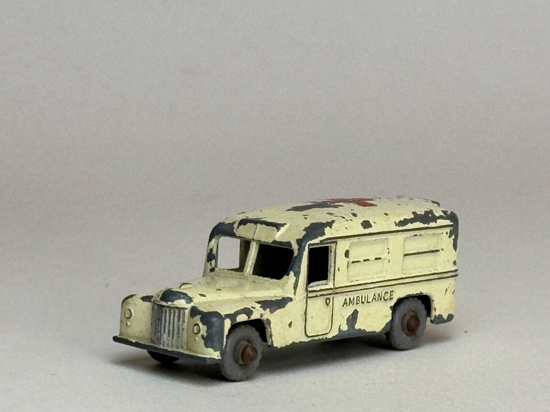Lesney Modellini d'auto: Lesney Daimler Ambulance  NO 14 – Usato da Elm venduto da Wikmtz