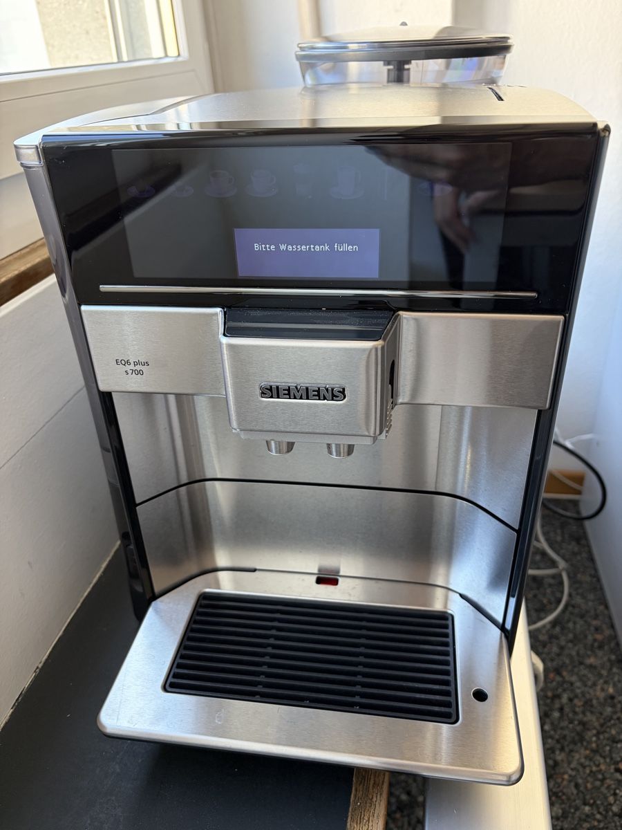 Siemens Machines à café & Machines à expresso: Siemens EQ 6 S700 Kaffeevollautomat – Neuf (Voir description) à Lätti par Colt442 4