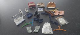 viele Puppenkleidchen Schuhe Söckli Käppli etc.