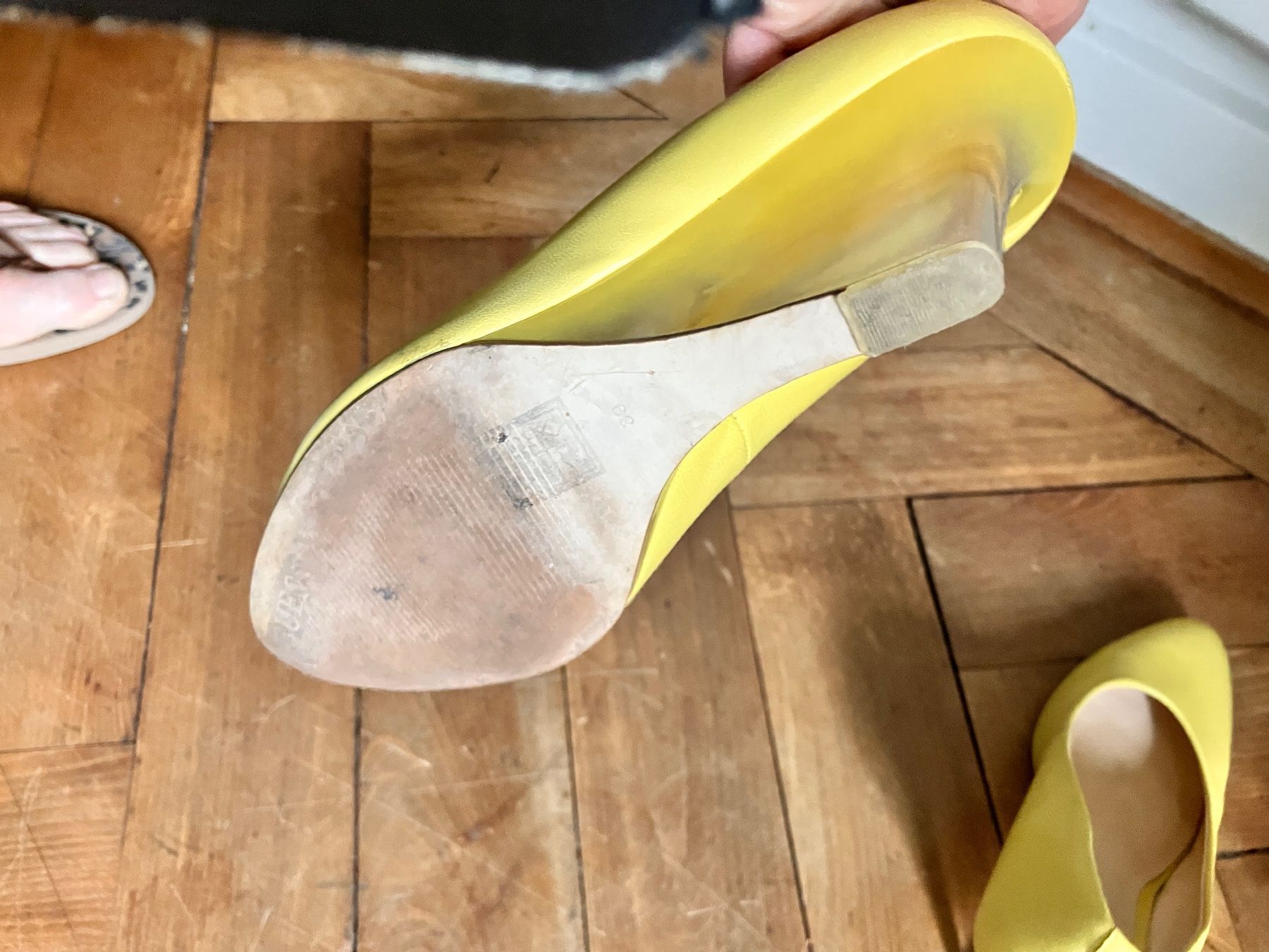 Guess Damenschuhe: Highheel/Pumps mit Keilabsatz v. Guess hellgelb Gr. 39 – Gebraucht aus Zürich von amarelapreto 6