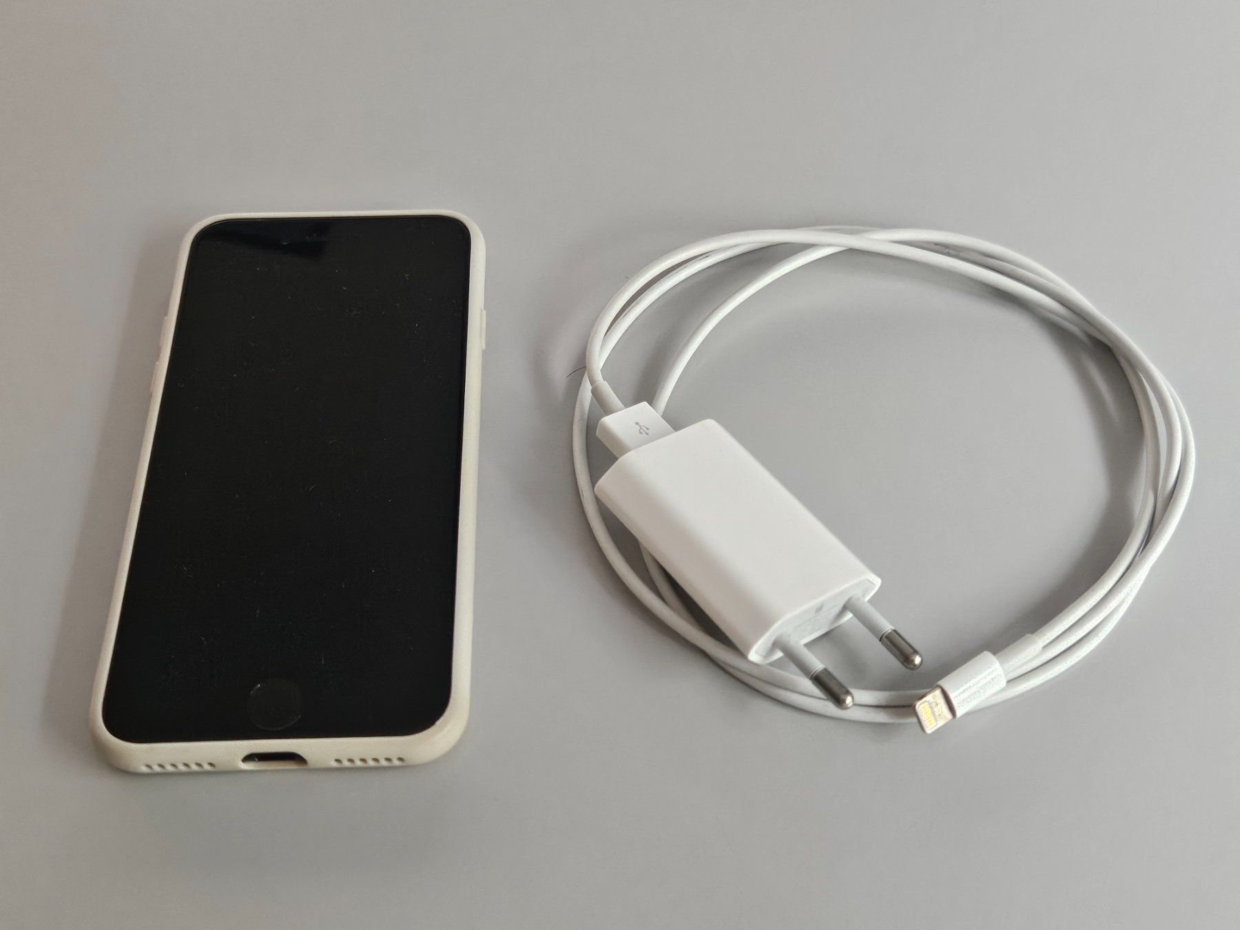 Apple Telefoni cellulari / Smartphones: iPhone SE mit 64GB in gutem Zustand – Usato da Hinwil venduto da 97 9
