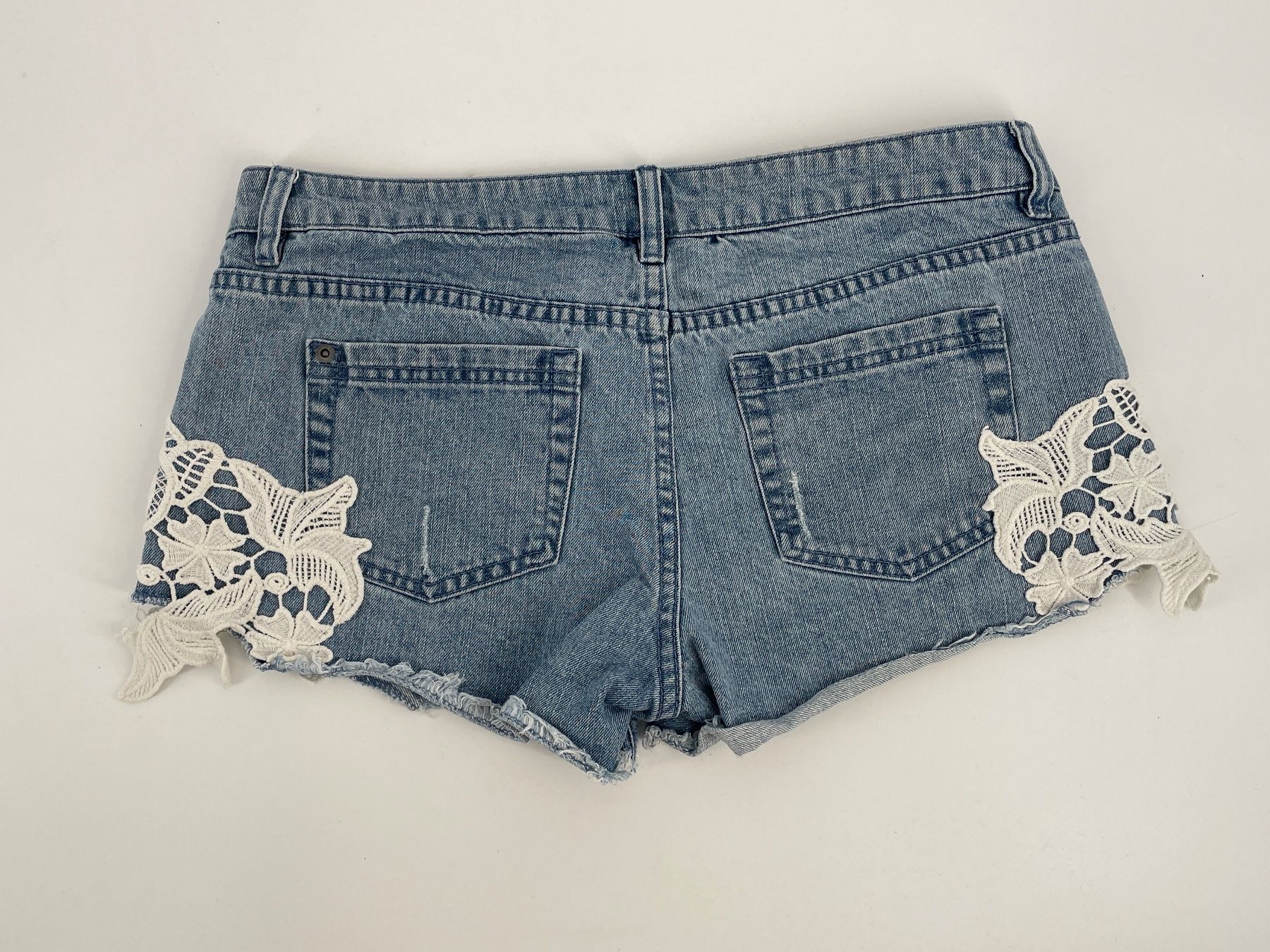 Jeans: Jeans Shorts mit Spitze Gr. 38 von Element Denim – Gebraucht aus Auenstein von moin. 1
