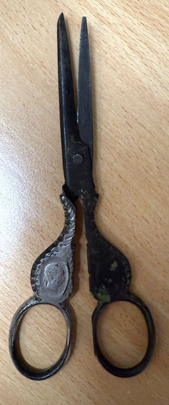 Tutti gli attrezzi: 4 paires de ciseaux anciens – Usato da Veyrier venduto da Szurkemaci