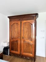 Armoire genevoise en noyer massif