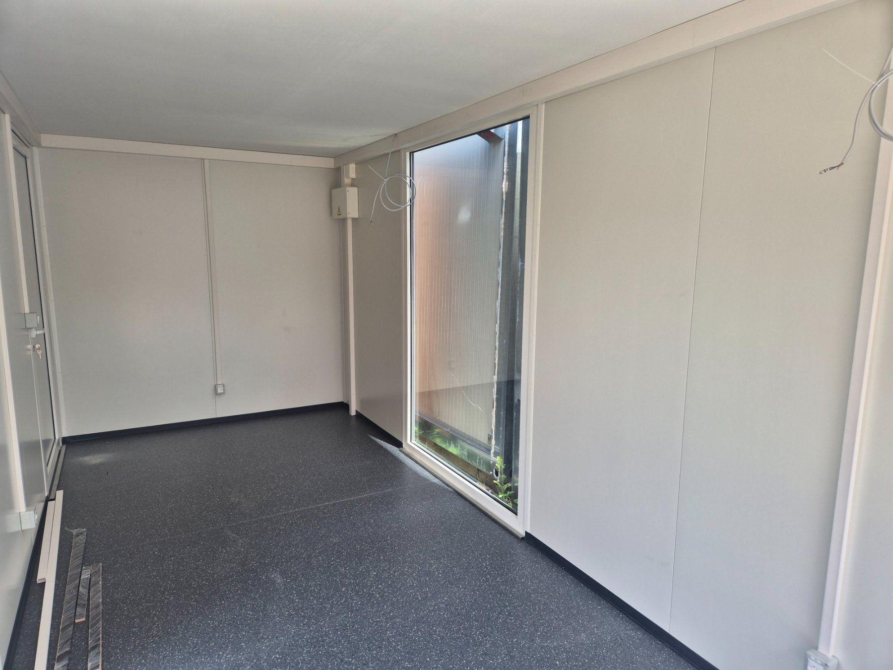 Contenedor modular habitable, oficina o casa de jardín – 6,05 × 2,44 m detalle 5