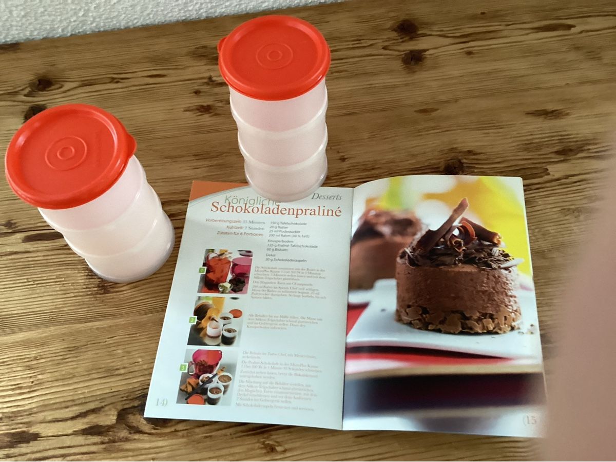 Tupperware Contenitori & Simili: Tupperware Magischer Turm, Stabelei, mit Rezeptheft – Usato da Wassen UR venduto da SABDOM 2