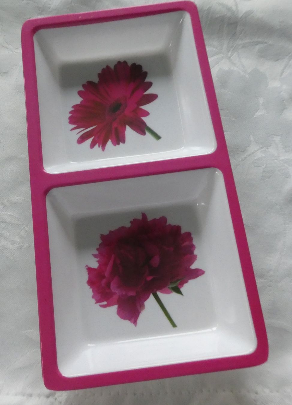 Pareti & Soffitti: Plateau apéro 2 compartiments fleurs rose/blanc neuf – Nuovo (secondo la descrizione) da Troistorrents venduto da Marion70