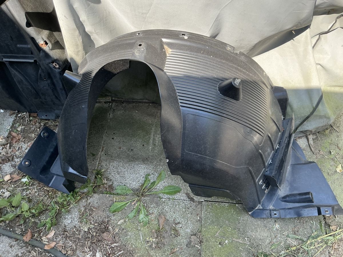 BMW Tutti pezzi di ricambio auto: BMW X3 3.0sd 2006 Radhausschalen – Usato da Schlossrued venduto da Mtimbo7 1