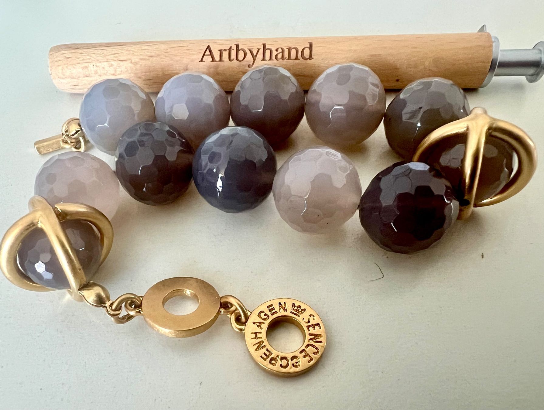Sence Armbänder & -reifen: Sence Copenhagen Statement-Armband Chalcedon vergoldet – Gebraucht aus Ruswil von artbyhand