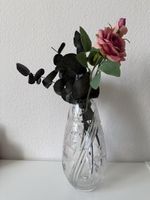Kristallvase mit künstlichen Rose