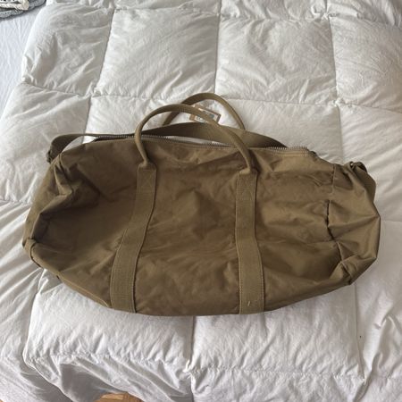 Sac de voyage Brandy Melville kaki, parfait pour l'automne