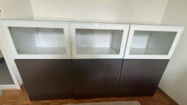 Kommode mit Glastüren und Bronzenfronten