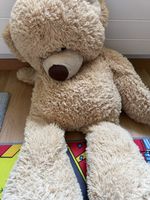 Grosser, kuscheliger Teddybär sucht neues Zuhause. Top!