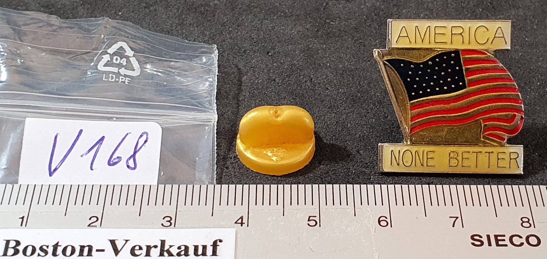 Placchette & Badge: V168 - Pin America None Better – Usato da Reinach BL venduto da Boston-Verkauf 1