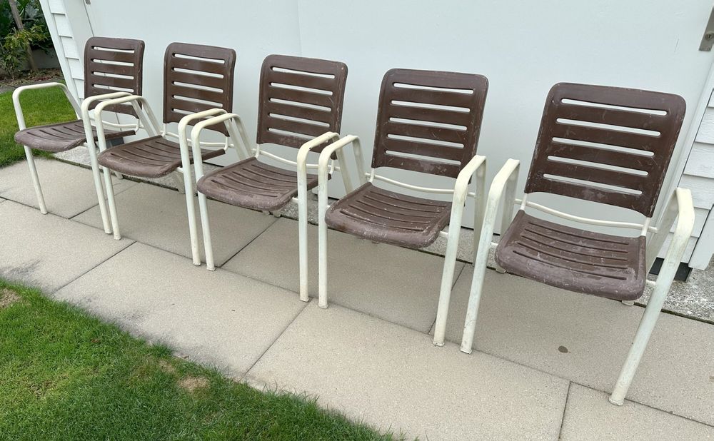 Fünf alte, gebrauchte Gartenstühle, Metallgestell weiss Kaufen auf