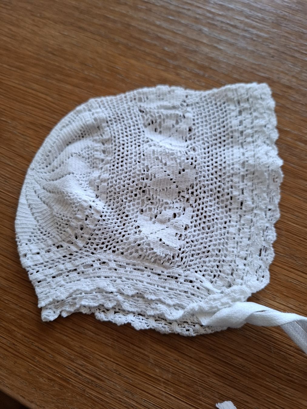 Berretti & Sciarpe: Süsses Baby Häubchen  Spitze – Usato da Thun venduto da kw50