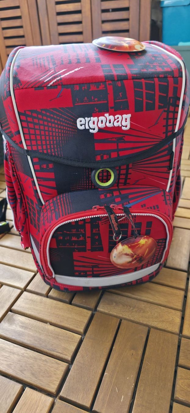 Ergobag Borse & Zaini: Ergobag Rucksack set rot schwarz  Stadtmuster guter Zustan – Usato da Aesch BL venduto da Angib1986