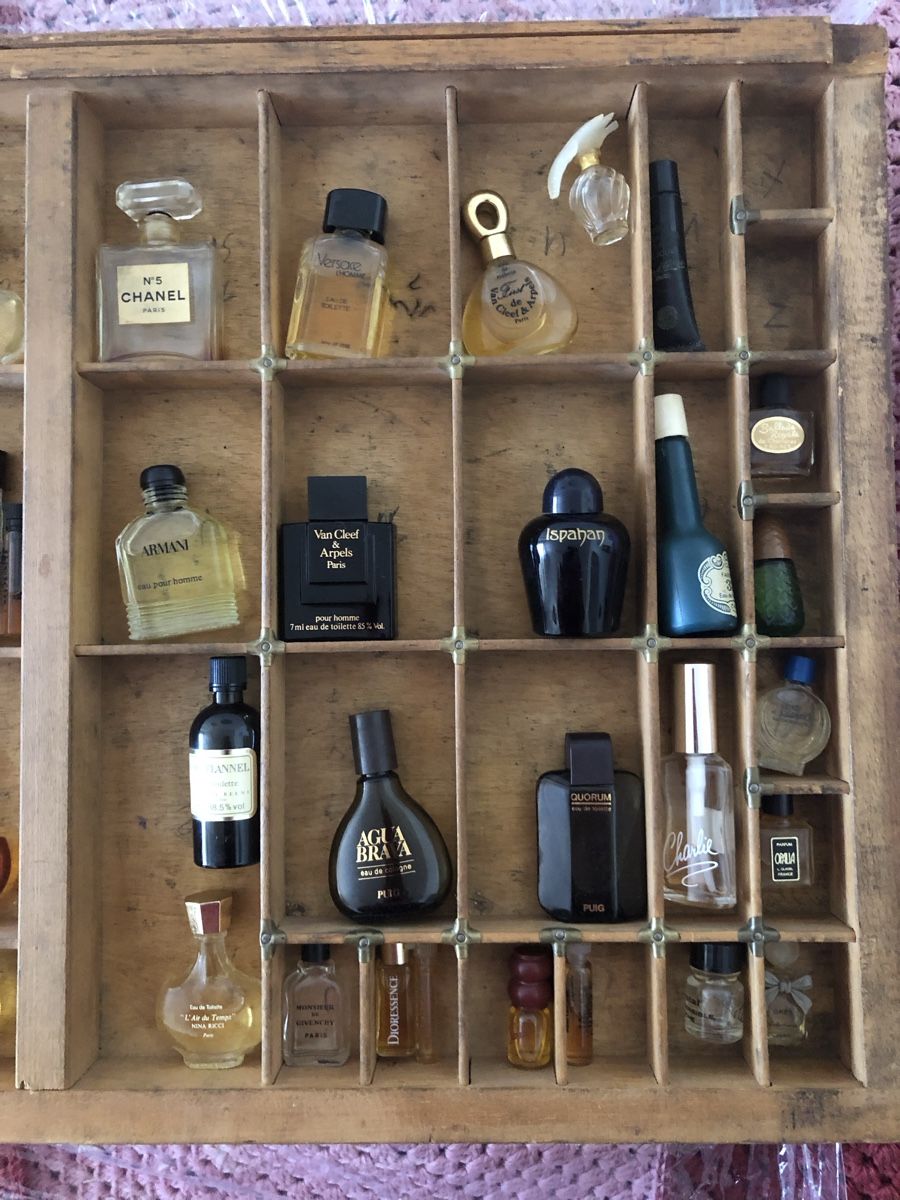 Vetrine: Alter Setzkasten mit Parfums – Usato da Kriens venduto da Ylsoer 1