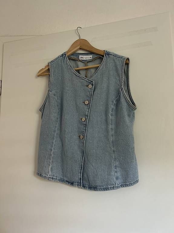 Zara Gilets & Westen: Veste sans manche en jean – Gebraucht aus Chavannes-Renens von lmo_my6g