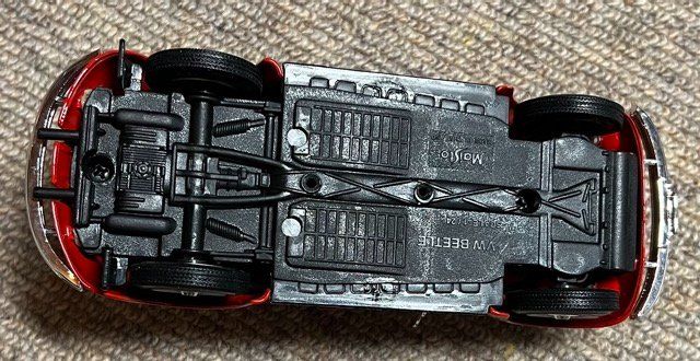 Volkswagen Modellini d'auto: VW Käfer, rotes Modellauto, Oldtimer, Sammlerstück 1/24 – Usato da Triesenberg venduto da Malbun1958 3