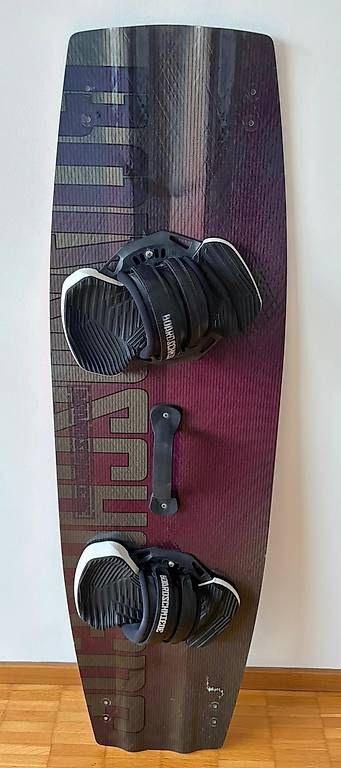 Kite: Kitesurf Twintip 132x39 Kiteboard  Boardschmiede Unikat – Gebraucht aus Zürich von M4NU29557