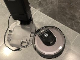 iRobot Roomba i7 Inkl. Reinigungsstation und Zubehör