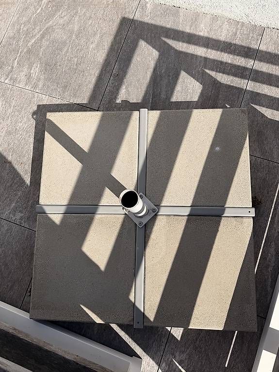 Altro: Schirmständer / Sonnenschirmständer mit 8 Gehwegplatten – Usato da Kleindöttingen venduto da pat_sz5x