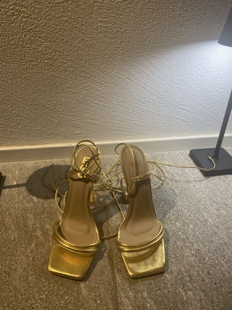 Scarpe da donna: Tacco oro – Usato da Davesco-Soragno venduto da Chichijango