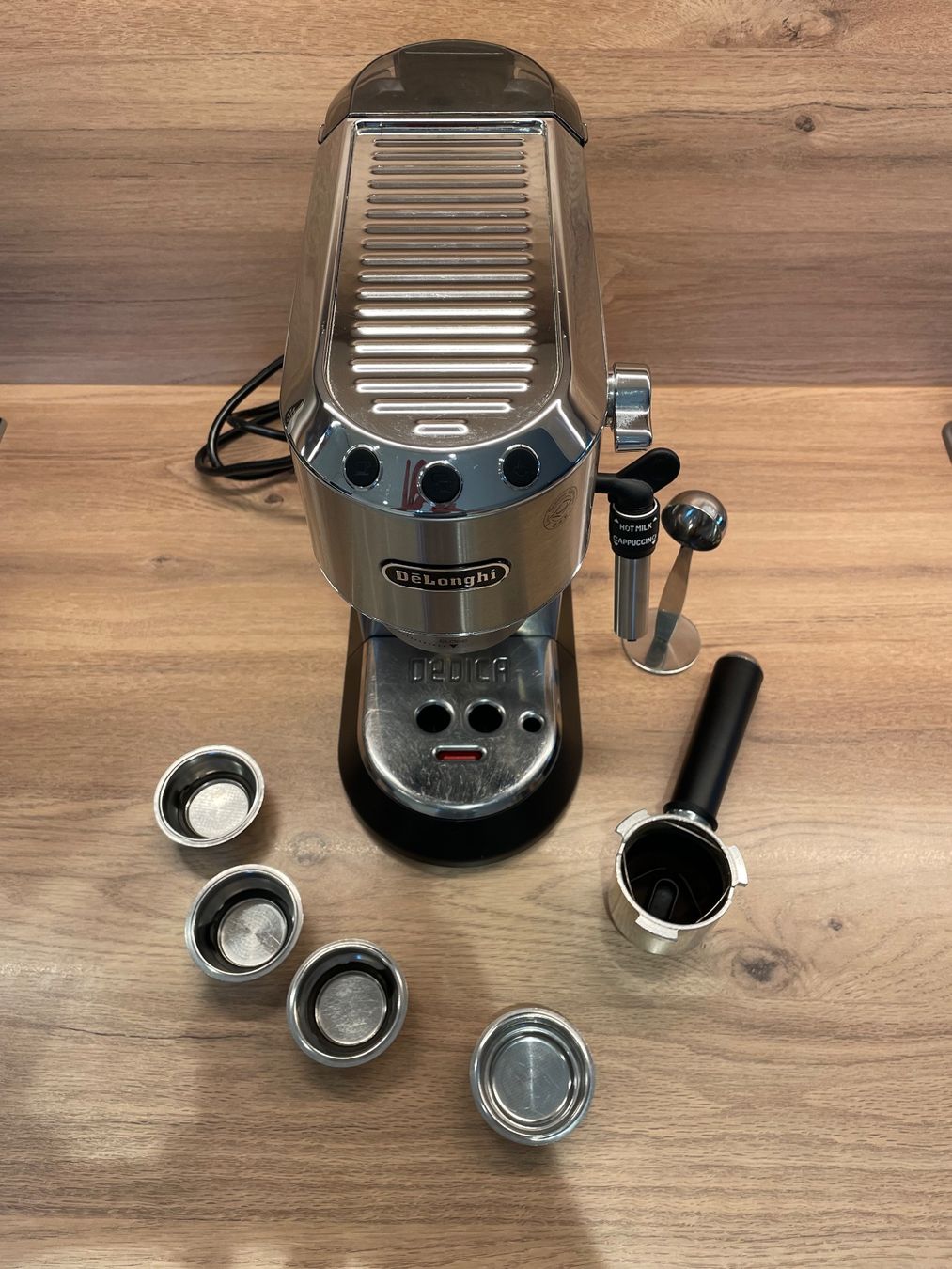 De'Longhi Machines à café & Machines à expresso: Machine DeLonghi Dedica – D'occasion à Satigny par dyl_cxj9 2