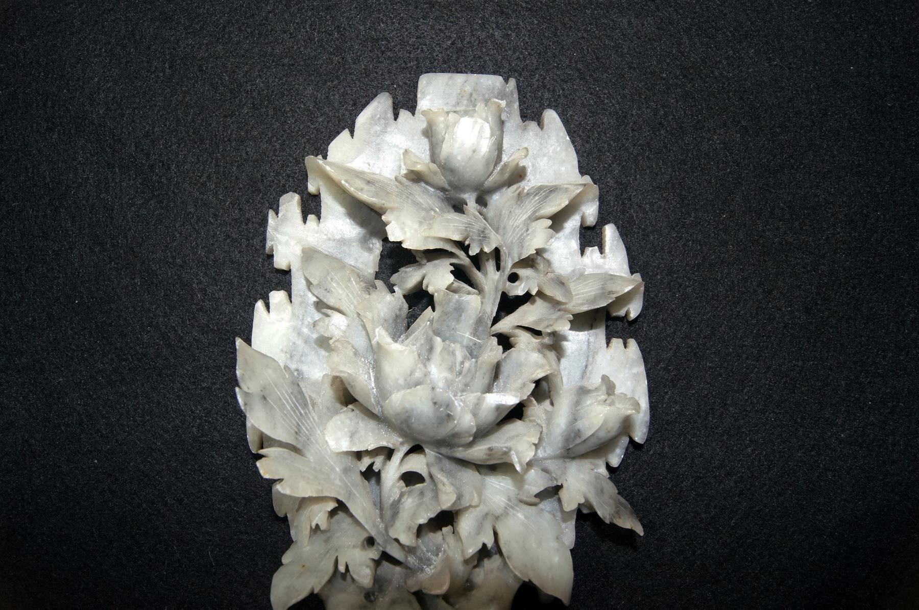 Sculture & Statue: Schöne Specksteinfigur mit Rosenbouquet – Nuovo e nell'imballaggio originale da Geroldswil venduto da ARTEFACTO 2
