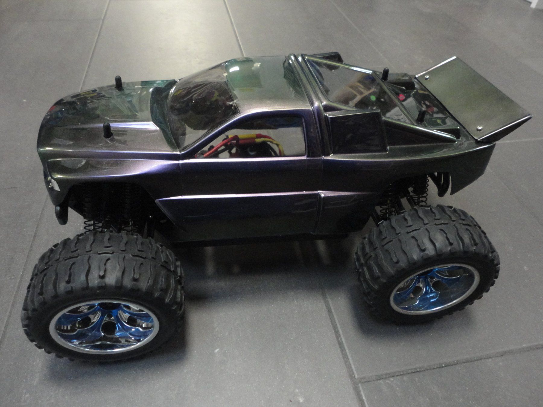Modellismo RC: Monstertruck ca. 80kmh Neu Wechselfarbe – Nuovo e nell'imballaggio originale da Horgen venduto da RcModell
