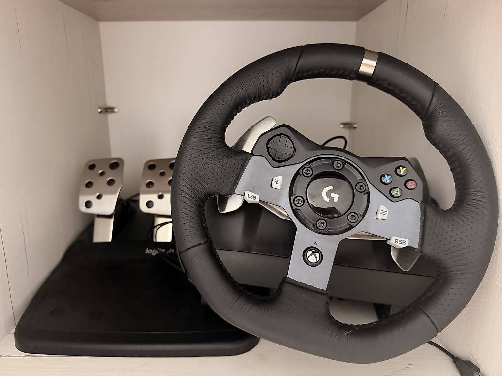 Logitech Manettes: Logitech G Gaming-Lenkrad mit Pedalen – D'occasion à St. Gallen par mar_yd2x