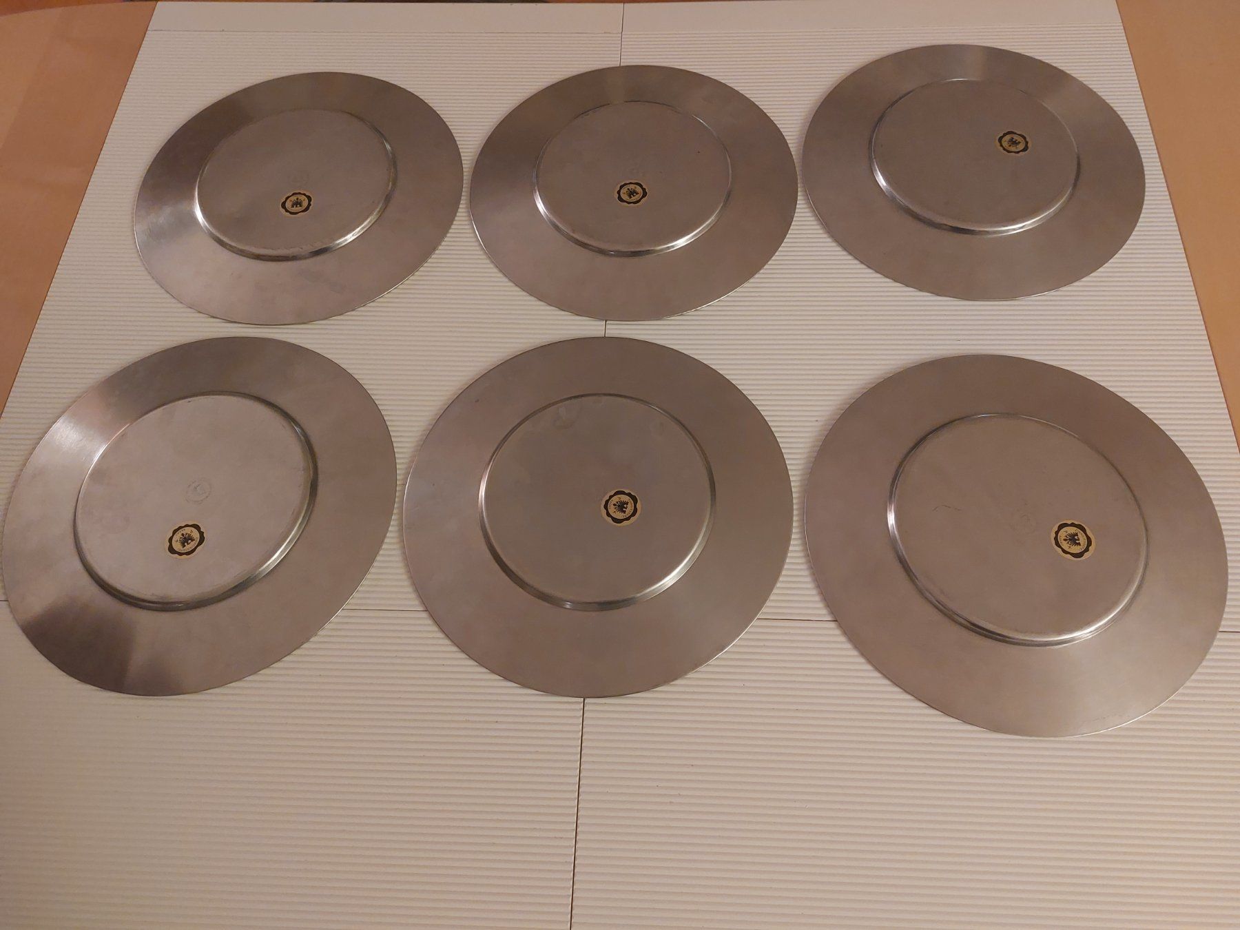 Untersetzer: 6 Zinnplatzteller – Gebraucht aus Wädenswil von Eureka 2