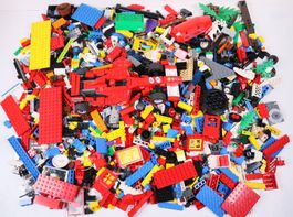 1.5 kg. Legoteile mit Minifiguren und Ferrari