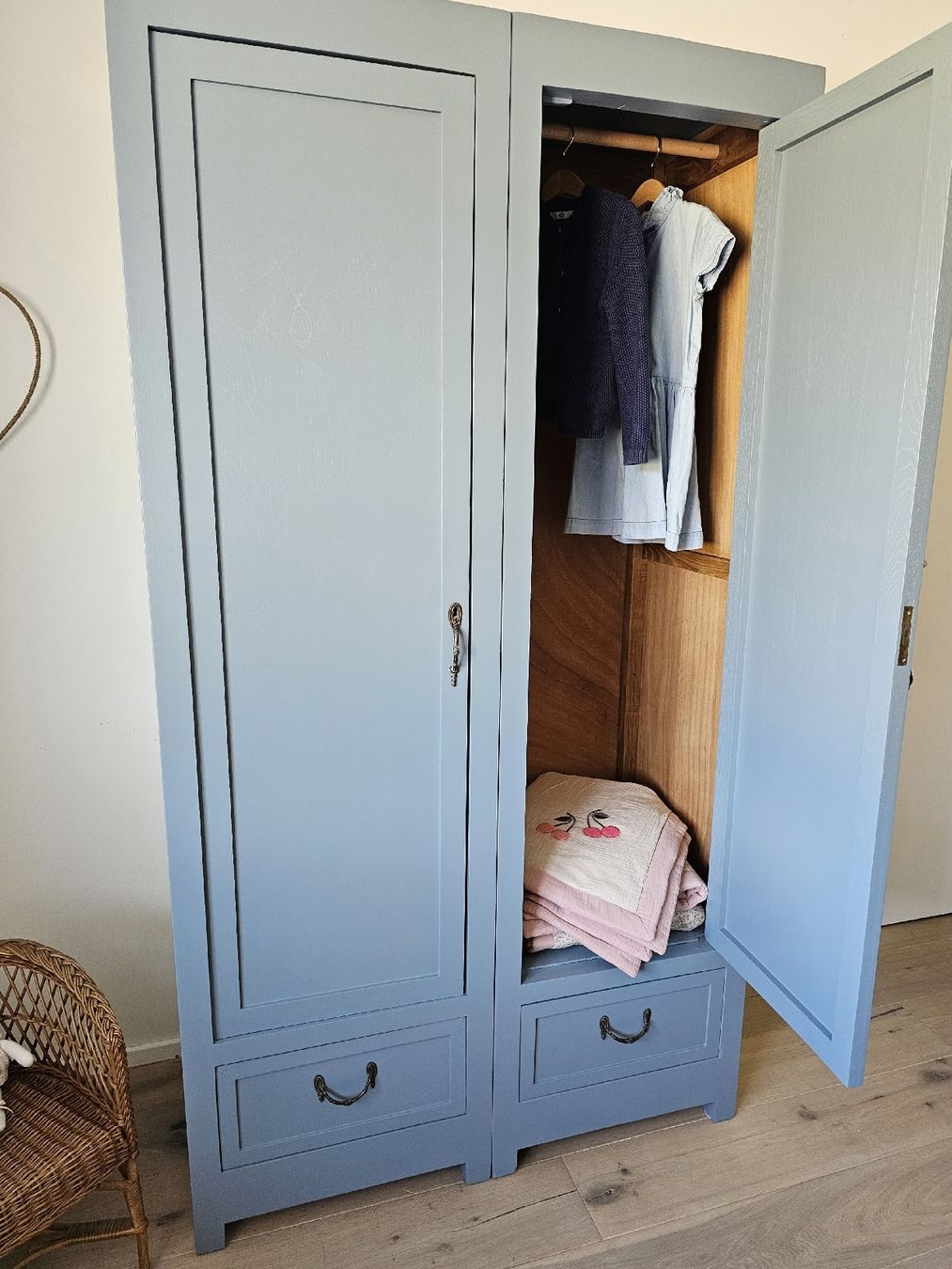 Schränke: Restaurierter Vintage Kleiderschrank  – Neu (gemäss Beschreibung) aus Genolier von kids_love_vintage 1