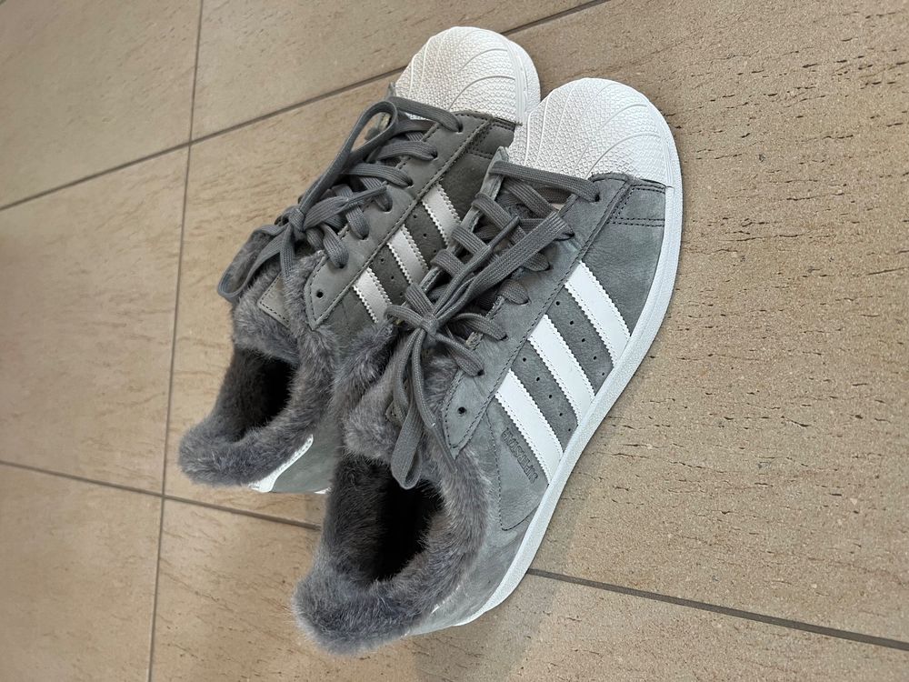 Adidas superstar top grise daim