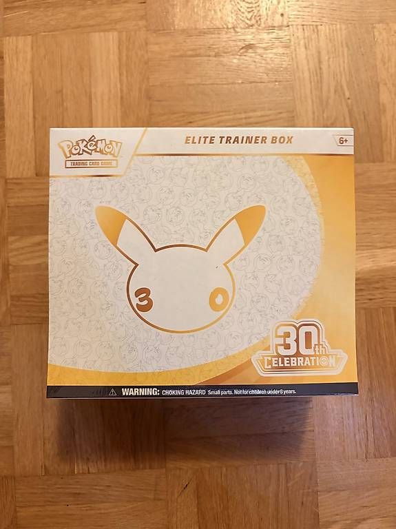 Sammelbilder & Trading cards: 30th Celebration Elite Trainer Box EN  – Neu und originalverpackt aus Basel von Lukas_77