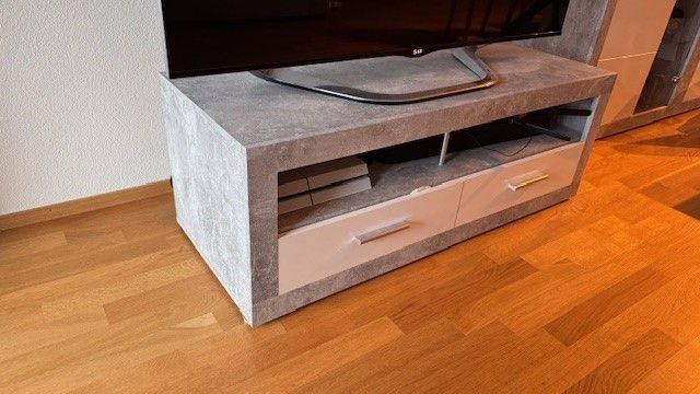 Mobili TV: TV Möbel / Lowboard / weiss-grau – Usato da Muhen venduto da feelfree93 1
