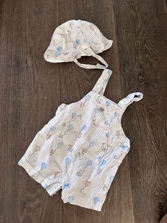 Baby Strampler mit Mütze gestreift. 6-9 Monate