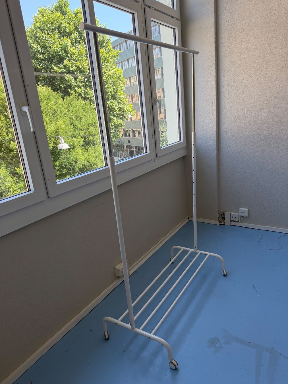 Garderobe: Kleiderständer mit Rollen und Ablage – Gebraucht aus Zürich von mar_hs6l 2