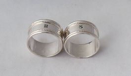 2 kleine Christofle Serviettenringe Perlranddekor versilbert
