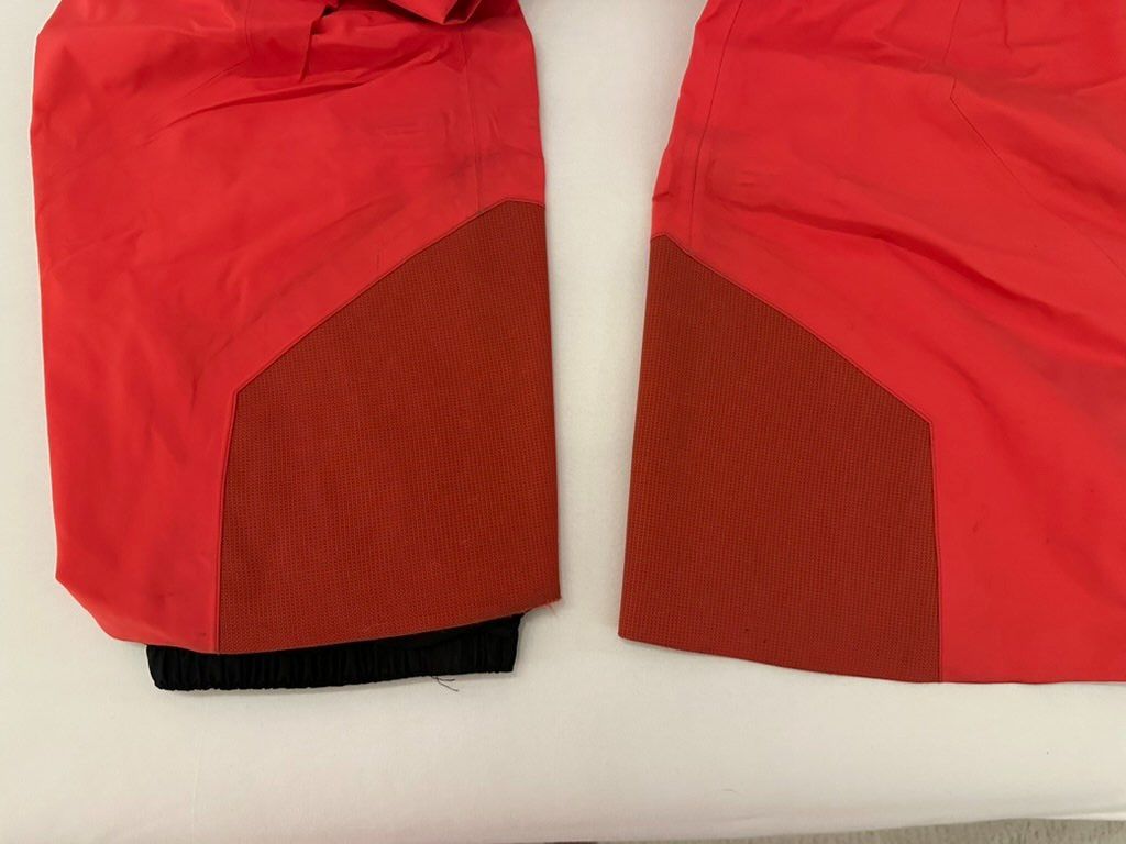 Arcteryx Pantaloni: Arcteryx ski pants with bib – Usato da Dallenwil venduto da ZD2019 4